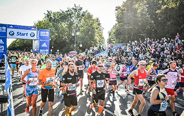 people running in berlin marathon