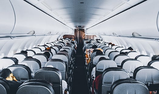 Interior del avión con asientos de avión.