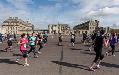 people running in paris marathon